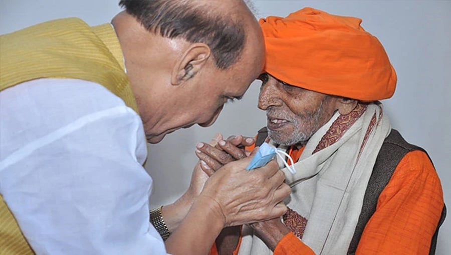 ಸುಧಾಮನ ಮನೆಗೆ ಕೃಷ್ಣ ಬಂದಂತೆ, 106 ವರ್ಷದ ಬಿಜೆಪಿ ಹಿರಿಯ ಕಾರ್ಯಕರ್ತರನ್ನು ಭೇಟಿ ಮಾಡಿದ ರಾಜನಾಥ್ ಸಿಂಗ್!