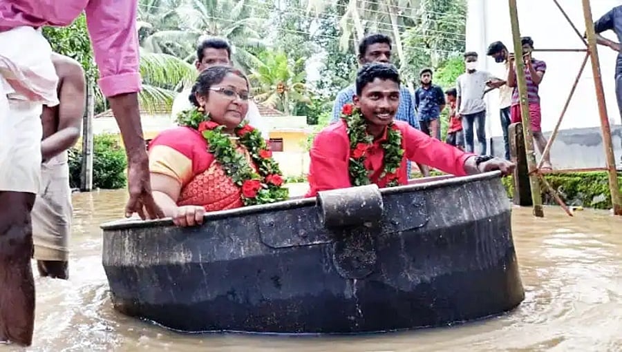 ಕೇರಳ: ಪ್ರವಾಹದ ನಡುವೆ ವೈವಾಹಿಕ ಜೀವನಕ್ಕೆ ಕಾಲಿಟ್ಟ ಜೋಡಿ; ಕಲ್ಯಾಣ ಮಂಟಪ ತಲುಪಿದ್ದೇ ರೋಚಕ!