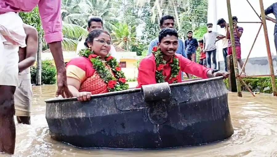 ಕೇರಳ: ಪ್ರವಾಹದ ನಡುವೆ ವೈವಾಹಿಕ ಜೀವನಕ್ಕೆ ಕಾಲಿಟ್ಟ ಜೋಡಿ; ಕಲ್ಯಾಣ ಮಂಟಪ ತಲುಪಿದ್ದೇ ರೋಚಕ!