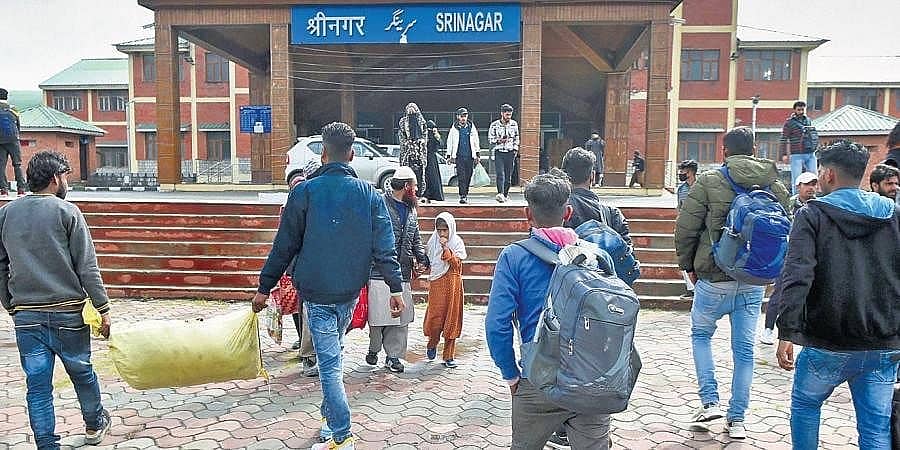 ಉಗ್ರರ ದಾಳಿ ಭೀತಿ: ಪಂಡಿತರ ಬಳಿಕ ಕಾಶ್ಮೀರ ತೊರೆದು ತವರು ರಾಜ್ಯಗಳತ್ತ ಹೆಜ್ಜೆ ಹಾಕಿದ ಜನತೆ!