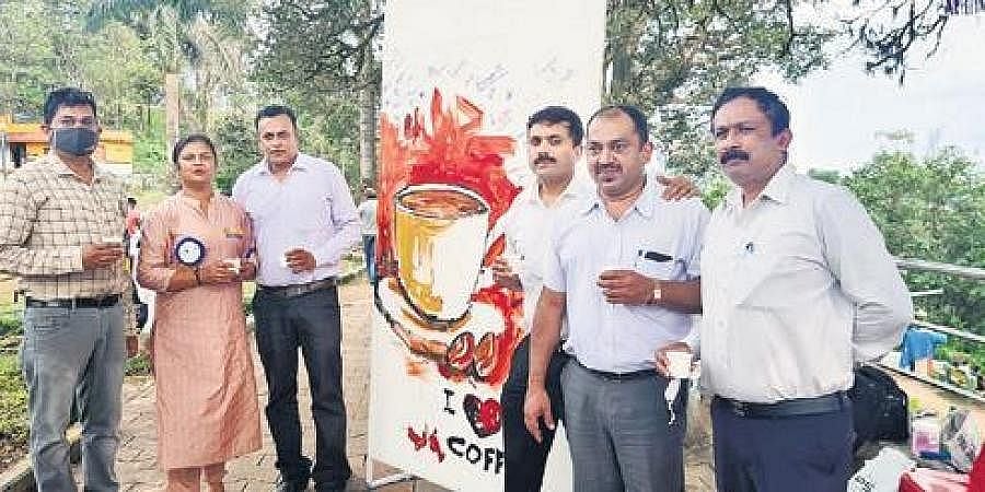 ಕೊಡಗಿನಲ್ಲಿ ಕಾಫಿ ಡೇ ಸಂಭ್ರಮ: ರಾಜಾಸೀಟ್ ರಸ್ತೆಯಲ್ಲಿ ಸಾರ್ವಜನಿಕರಿಗೆ ಉಚಿತ ಕಾಫಿ ವಿತರಿಸಿದ ಮಹಿಳಾ ಕಾಫಿ ಜಾಗೃತಿ ಸಂಘ