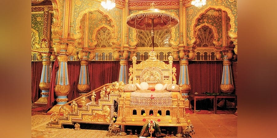 ಮೈಸೂರು ದಸರಾ: ಅರಮನೆಯಲ್ಲಿ ಜಗತ್ಪ್ರಸಿದ್ಧ ಚಿನ್ನದ ಸಿಂಹಾಸನ ಅಳವಡಿಕೆ