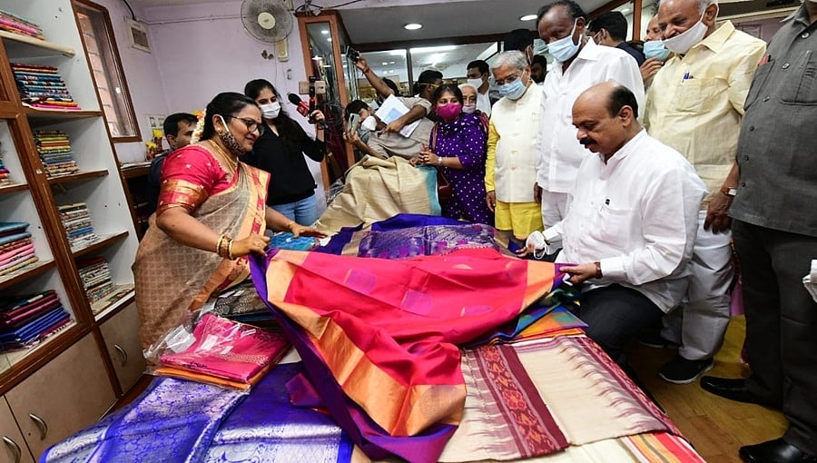 ಗಾಂಧಿಜಯಂತಿಯಂದು ಖಾದಿ ಬಟ್ಟೆ ಖರೀದಿಸಿದ ಸಿಎಂ ಬೊಮ್ಮಾಯಿ: ಪತ್ನಿಗೆ ಸೀರೆ, ತಮಗೆ ಜುಬ್ಬಾ ಖರೀದಿಸಿ ಮುಖ್ಯಮಂತ್ರಿ