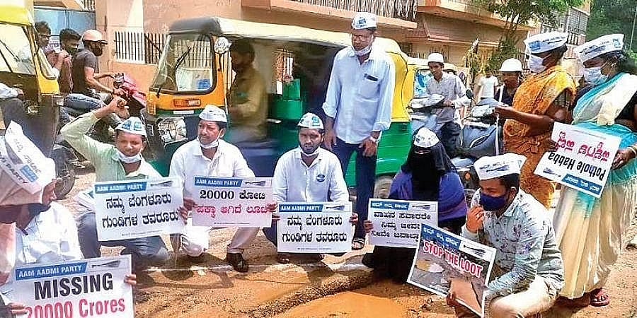 ಬೆಂಗಳೂರು: 'ರಸ್ತೆ ಗುಂಡಿಗಳ ಹಬ್ಬ'ದೊಂದಿಗೆ ಆಮ್ ಆದ್ಮಿ ಪಕ್ಷದಿಂದ ವಿನೂತನ ಪ್ರತಿಭಟನೆ