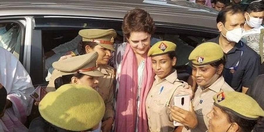 ಪ್ರಿಯಾಂಕಾ ಗಾಂಧಿ ಜತೆ ಸೆಲ್ಫಿ ಕ್ಲಿಕ್ಕಿಸಿಕೊಂಡ ಮಹಿಳಾ ಪೊಲೀಸರ ವಿರುದ್ಧ ಕ್ರಮ ಸಾಧ್ಯತೆ