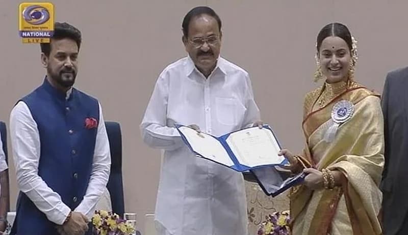ಬಾಲಿವುಡ್ ನಟಿ ಕಂಗನಾ ರಣಾವತ್ ಮಣಿವರ್ಣಿಕಾ ಮತ್ತು ಪಂಗಾ ಚಿತ್ರದಲ್ಲಿನ ಮನೋಜ್ಞ ಅಭಿನಯಕ್ಕಾಗಿ ಅತ್ಯುತ್ತಮ ನಟಿ ಪ್ರಶಸ್ತಿ ಸ್ವೀಕರಿಸಿದರು.