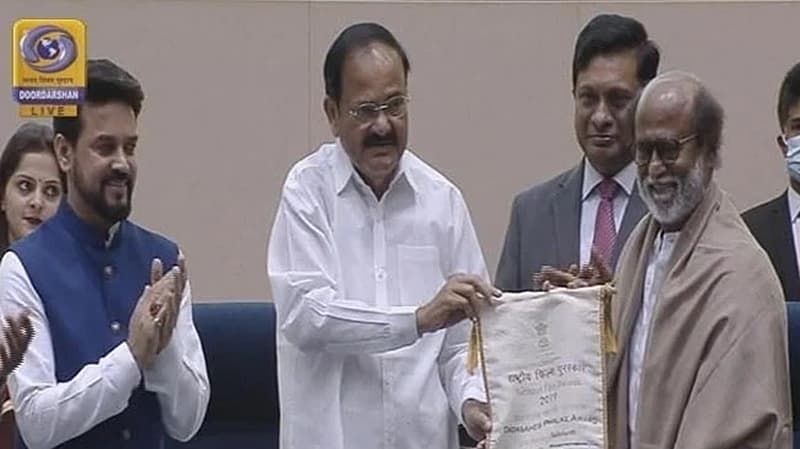 ಸೂಪರ್ ಸ್ಟಾರ್ ರಜನಿಕಾಂತ್ ಅವರಿಗೆ 2019ನೇ ಸಾಲಿನ ದಾದಾ ಸಾಹೇಬ್ ಫಾಲ್ಕೆ ಪ್ರಶಸ್ತಿ ಪ್ರದಾನ ಮಾಡಲಾಯಿತು.