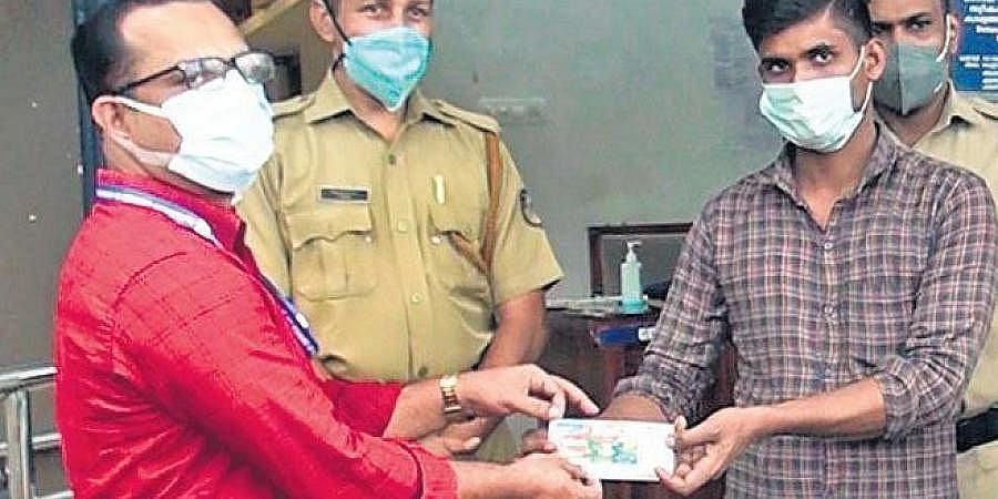 ಬಂಗಾಳದ ವಲಸೆ ಕಾರ್ಮಿಕನಿಗೆ ಒಲಿದ 70 ಲಕ್ಷ ರೂ. ಕೇರಳ ಬಂಪರ್ ಲಾಟರಿ: ಪೊಲೀಸ್ ಠಾಣೆಗೆ ಓಡಿದ ವಿಜೇತ