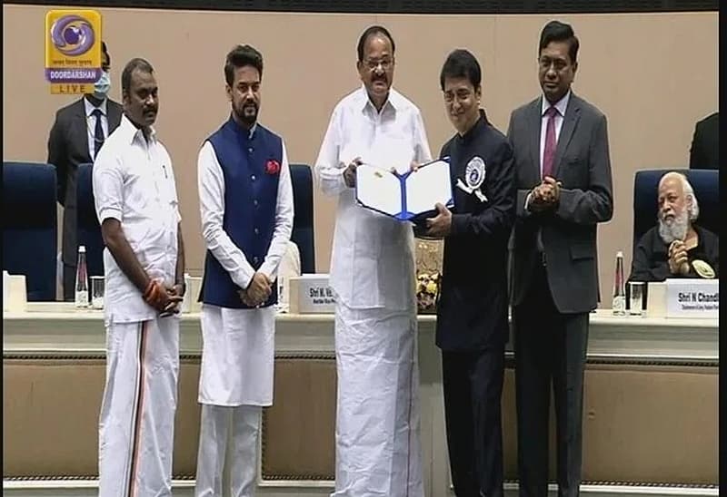 ಚಿಚೋರ್ ಅತ್ಯುತ್ತಮ ಹಿಂದಿ ಚಿತ್ರಕ್ಕಾಗಿ ಬಾಲಿವುಡ್ ನಿರ್ಮಾಪಕ ಸಾಜಿದ್ ನಾಡಿಯಾವಾಲಾ ಪ್ರಶಸ್ತಿ ಪಡೆದರು