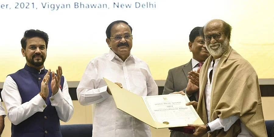 ದಾದಾ ಸಾಹೇಬ್ ಫಾಲ್ಕೆ ಪ್ರಶಸ್ತಿ ಸ್ವೀಕರಿಸಿದ ನಟ ರಜನಿಕಾಂತ್‌; ಗುರು ಕೆ ಬಾಲಚಂದರ್ ಗೆ ಅರ್ಪಣೆ
