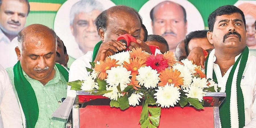 ನಂಬಿದ ನಾಯಕರ ವಿಶ್ವಾಸ ದ್ರೋಹದ ನಡುವೆಯೂ ಜೆಡಿಎಸ್ ಕಟ್ಟುತ್ತಾ ಬಂದಿದ್ದೇವೆ: ಕುಮಾರಸ್ವಾಮಿ ಕಣ್ಣೀರು