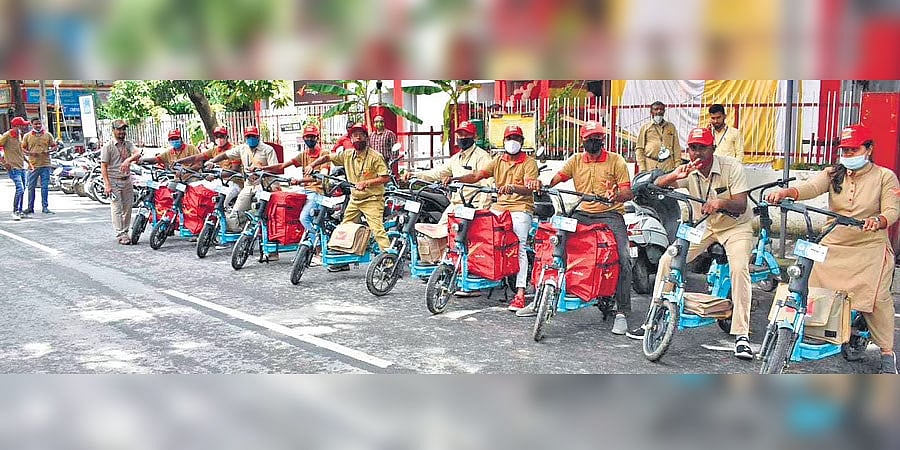 ದೇಶದಲ್ಲೇ ಮೊದಲು: ಇ-ಬೈಕ್ ಮೂಲಕ ಅಂಚೆ ಸಿಬ್ಬಂದಿಗಳಿಂದ ಡೆಲಿವರಿ!