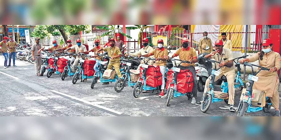 ದೇಶದಲ್ಲೇ ಮೊದಲು: ಇ-ಬೈಕ್ ಮೂಲಕ ಅಂಚೆ ಸಿಬ್ಬಂದಿಗಳಿಂದ ಡೆಲಿವರಿ!