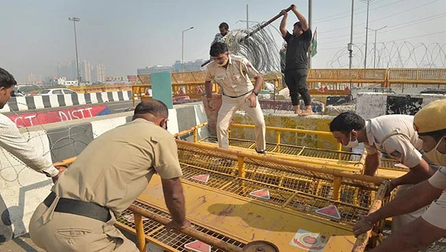 ದೆಹಲಿ ಗಡಿಯಲ್ಲಿನ ಪ್ರತಿಭಟನಾ ಸ್ಥಳದಲ್ಲಿ ಬ್ಯಾರಿಕೇಡ್ಗಳ ತೆರವು: ಸುಪ್ರೀಂ ಆದೇಶದ ನಂತರ ಕಾರ್ಯಾಚರಣೆ