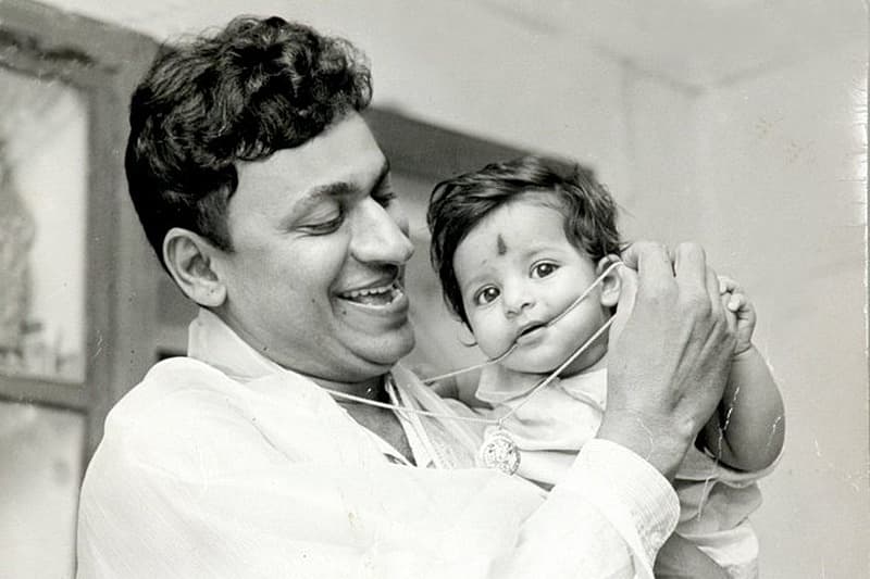 ಬೆಟ್ಟದ ಹೂವು ಚಿತ್ರವನ್ನು ಯಾರು ತಾನೆ ಮರೆಯಲು ಸಾಧ್ಯ ಹೇಳಿ? ಈ ಸಿನಿಮಾದ ಬಿಸಿಲೇ ಇರಲಿ. ಮಳೆಯೇ ಬರಲಿ ಕಾಡಲ್ಲಿ ಮೇಡಲ್ಲಿ ಅಲೆವೇ, ಹಾಡಲ್ಲಿ ಬಾಲನಟನಾಗಿ ಪುನೀತ್ ಅಭಿನಯಿಸಿದ್ದಂತೂ ಅದ್ಭುತ. ಅವರ ಬೆಟ್ಟದ ಹೂವು ಚಿತ್ರದ ರಾಮು ಪಾತ್ರದ ಬಾಲನಟನೆಗೆ ರಾಷ್ಟ್ರ ಪ್ರಶಸ್ತಿಗೆ ಪಾತ್ರರಾಗಿದ್ದರು.