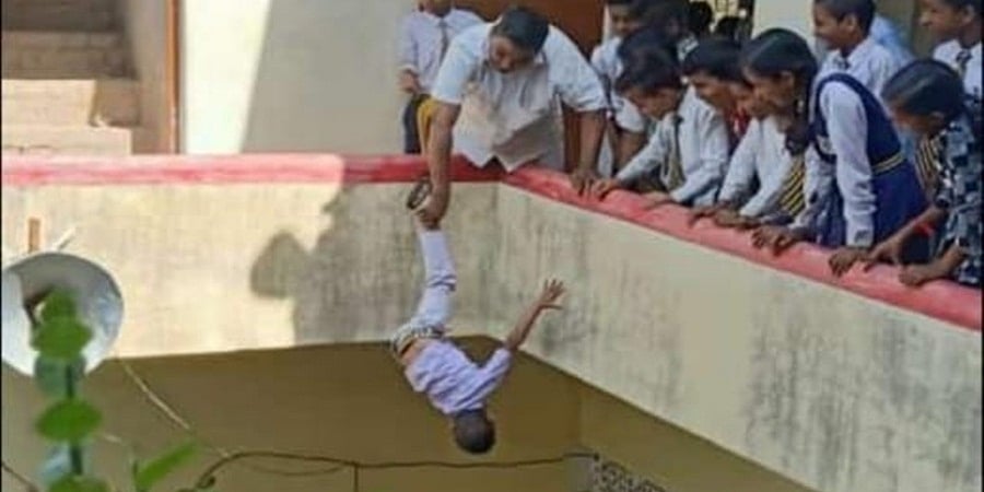 ಉತ್ತರ ಪ್ರದೇಶ: ಚೇಷ್ಟೆ ಮಾಡಿದ್ದಕ್ಕೆ ವಿದ್ಯಾರ್ಥಿಯನ್ನು ತಲೆಕೆಳಗೆ ಮಾಡಿ ನೇತಾಡಿಸಿದ ಪ್ರಾಂಶುಪಾಲ!