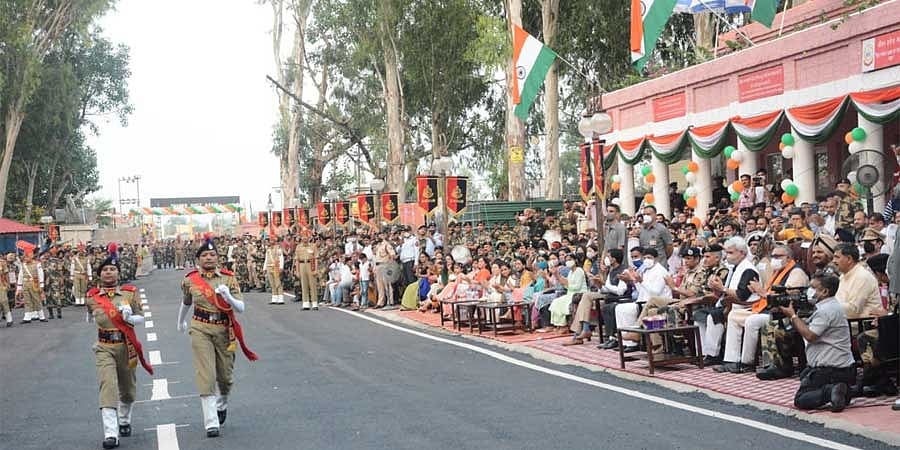 ಬೀಟಿಂಗ್ ರೀಟ್ರೀಟ್: ಜಮ್ಮು ಸಮೀಪವೂ ವಾಘಾ ಗಡಿ ರೀತಿಯ ಬಿಎಸ್ಎಫ್ ಕವಾಯತು!