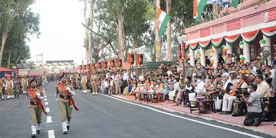 ಬೀಟಿಂಗ್ ರೀಟ್ರೀಟ್: ಜಮ್ಮು ಸಮೀಪವೂ ವಾಘಾ ಗಡಿ ರೀತಿಯ ಬಿಎಸ್ಎಫ್ ಕವಾಯತು!