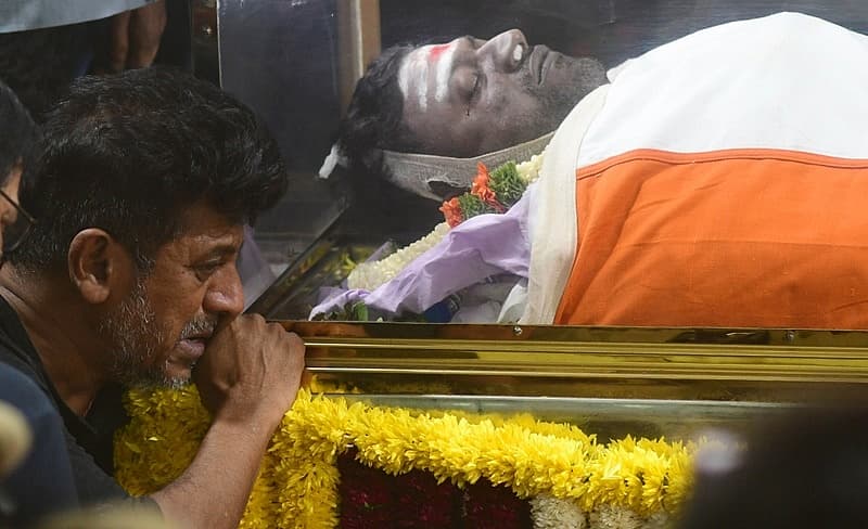 ಪಾರ್ಥಿವ ಶರೀರದ ಮುಂದೆ ಕಣ್ಣೀರಿಡುತ್ತಿರುವ ಶಿವಣ್ಣ