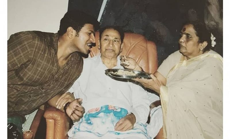 ತಂದೆ ತಾಯಿ ಜೊತೆ ಮುದ್ದಿನ ಮಗ