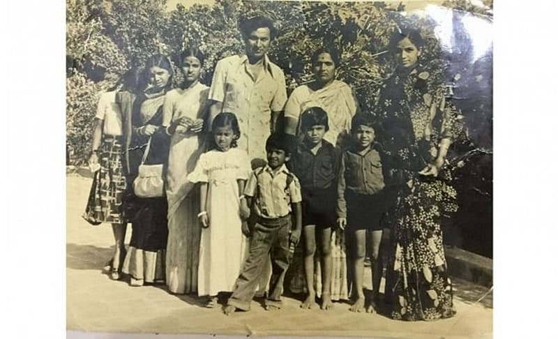 ಬಾಲ್ಯದ ಸಂದರ್ಭದಲ್ಲಿ ಕುಟುಂಬಸ್ಥರ ಜೊತೆ