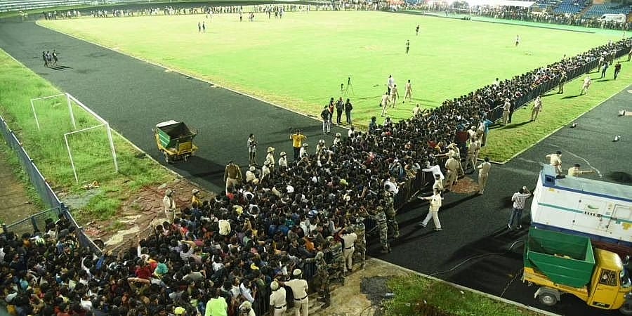 ಚಿರ ನಿದ್ರೆಗೆ ಜಾರಿದ ದೊಡ್ಮನೆ ಹುಡುಗ 'ಪುನೀತ್': ಮುಗಿಲು ಮುಟ್ಟಿದ ಅಭಿಮಾನಿಗಳ ಆಕ್ರಂದನ, ಕಂಠೀರವ ಸ್ಟೇಡಿಯಂನತ್ತ ಹರಿದು ಬರುತ್ತಿದೆ ಜನ ಸಾಗರ