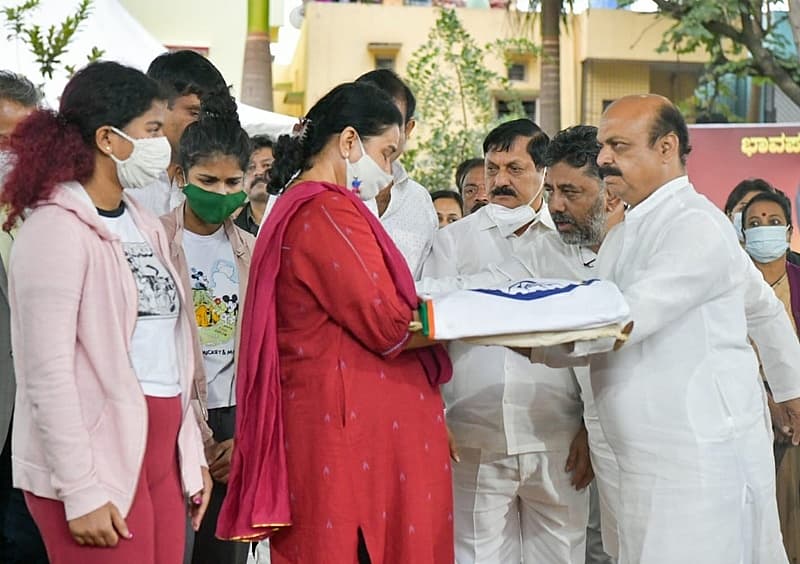 ಮುಖ್ಯಮಂತ್ರಿಗಳು ಪುನೀತ್ ಅವರ ಪತ್ನಿ ಅಶ್ವಿನಿ ಅವರಿಗೆ ರಾಷ್ಟ್ರಧ್ವಜವನ್ನು ಹಸ್ತಾಂತರಿಸಿದರು.