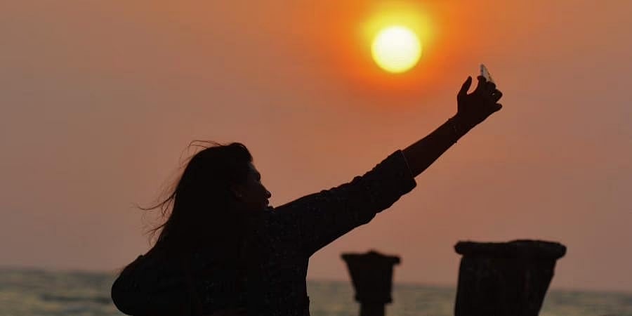 ಬೆಳಗಾವಿ: ಜಲಪಾತದ ಬಳಿ ಸೆಲ್ಫಿ ತೆಗೆದುಕೊಳ್ಳಲು ಹೋಗಿ ಜಾರಿ ಬಿದ್ದ ಯುವಕ; 140 ಅಡಿ ಕೆಳಗೆ ಬಿದ್ದರೂ ಬದುಕುಳಿದ ಭೂಪ!
