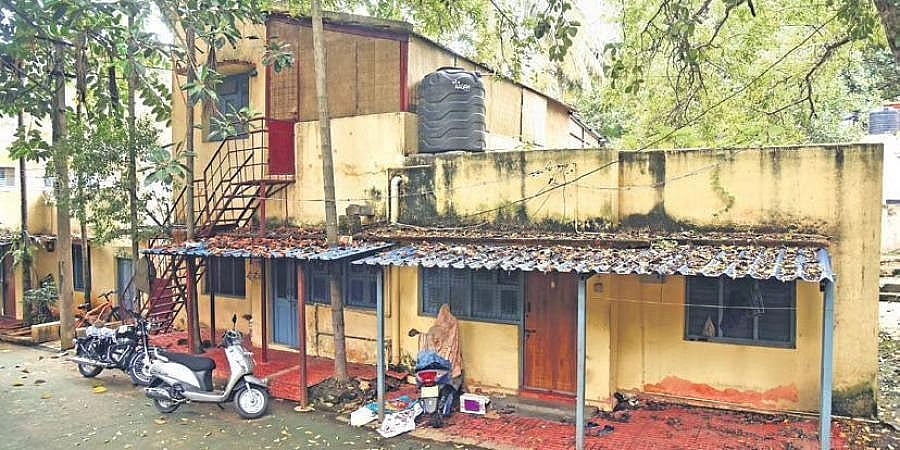 'ಪವರ್' ಹೌಸ್ ಪಕ್ಕದಲ್ಲೇ ಪವರ್ ಫುಲ್ ಜನಗಳ ಜೊತೆ ಕೆಲಸ: ಪವರ್ ಲೆಸ್ ಪೀಪಲ್ಸ್ ಗಿಲ್ಲ ಮೂಲ ಸೌಕರ್ಯ!