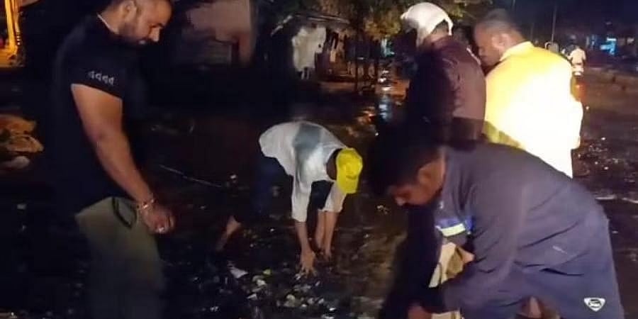 ದಾವಣಗೆರೆ: ಮಳೆಯಿಂದಾಗಿ ಸಂಚಾರ ಅಸ್ತವ್ಯಸ್ತ, ರಸ್ತೆಗಿಳಿದು ಚರಂಡಿ ಕ್ಲೀನ್ ಮಾಡಿದ ಮೇಯರ್