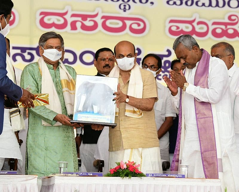 ಮಾಜಿ ಮುಖ್ಯಮಂತ್ರಿ ಎಸ್.ಎಂ. ಕೃಷ್ಣ, ಚಾಮುಂಡಿ ಬೆಟ್ಟದಲ್ಲಿ ತಾಯಿ ಚಾಮುಂಡೇಶ್ವರಿಗೆ ದೀಪಾ ಬೆಳಗುವ ಮೂಲಕ ಐತಿಹಾಸಿಕ ದಸರಾ ಮಹೋತ್ಸವಕ್ಕೆ ಚಾಲನೆ ನೀಡಿದರು.