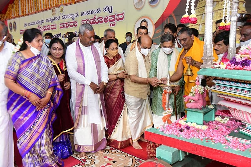 ಚಾಮುಂಡಿ ಬೆಟ್ಟದಲ್ಲಿ ಶ್ರೀ ಚಾಮುಂಡೇಶ್ವರಿ ದೇವಿಗೆ ಅಗ್ರಪೂಜೆಯೊಂದಿಗೆ ಬೆಳಗ್ಗೆ 8.15ರಿಂದ 8.45ರ ಸಲ್ಲುವ ಶುಭ ಮುಹೂರ್ತದಲ್ಲಿ ಮಾಜಿ ಮುಖ್ಯಮಂತ್ರಿ ಎಸ್‌.ಎಂ.ಕೃಷ್ಣ ಅವರು ದಸರಾಗೆ ಚಾಲನೆ ನೀಡಿದರು.