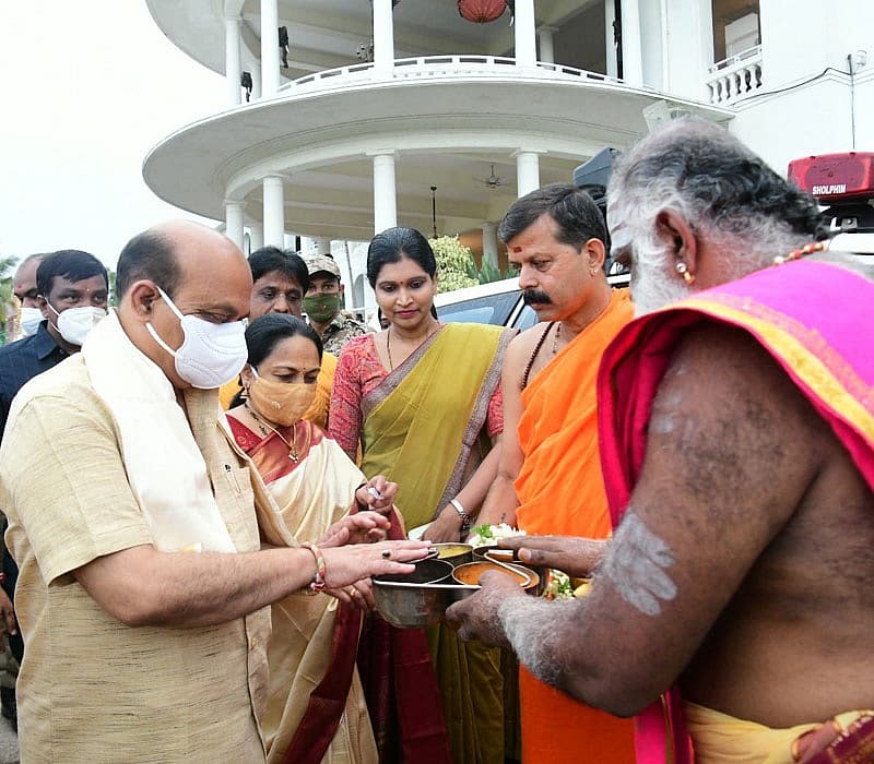ಕೋವಿಡ್ ಆತಂಕದ ಹಿನ್ನೆಲೆಯಲ್ಲಿ ಕಳೆದ ಬಾರಿಯಂತೆಯೇ ಈ ಬಾರಿಯೂ ಕೂಡ ನಾಡಿನಲ್ಲಿ ದಸರಾ ಹಬ್ಬವನ್ನು ಸರಳ ಹಾಗೂ ಸಾಂಪ್ರದಾಯಿಕವಾಗಿ ಆಚರಿಸಲಾಗುತ್ತಿದೆ.