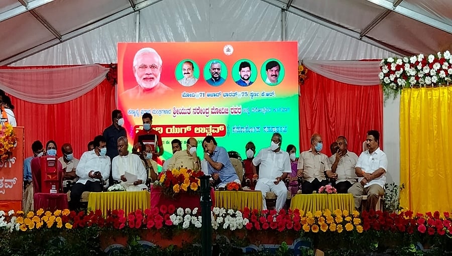 ಆರ್ ಎಸ್ ಎಸ್ ಗೆ ಎಚ್ ಡಿಕೆ ಗುದ್ದು; ಬಿಜೆಪಿಯ ಮೋದಿ ಉತ್ಸವದಲ್ಲಿ ಸಾ.ರಾ. ಮಹೇಶ್ ಭಾಗಿ: ಏನಿದರ ಗುಟ್ಟು!