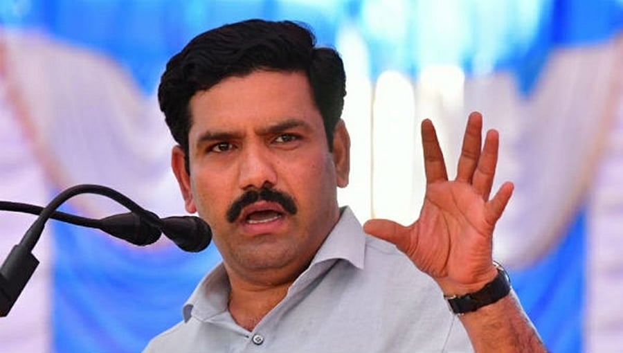 ಸಣ್ಣವರ ಲೂಟಿ ಇಷ್ಟಿರುವಾಗ ದೊಡ್ಡವರ ದರೋಡೆ ಎಸ್ಟಿರಬಹುದು? ವಿಜಯೇಂದ್ರ ಸರ್ವೀಸ್ ಟ್ಯಾಕ್ಸ್ ವಿಸ್ತಾರ ಎಷ್ಟಿರಬಹುದು?