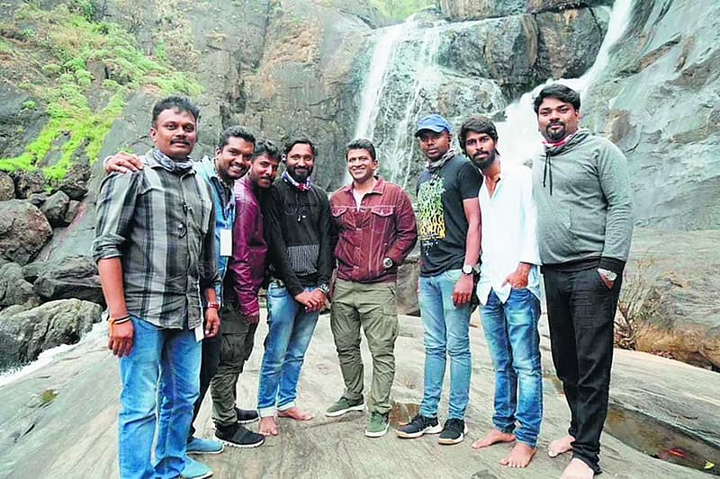 ಈ ಸಂದರ್ಭದಲ್ಲಿ ನ್ಯೂ ಇಂಡಿಯನ್ ಎಕ್ಸ್ ಪ್ರೆಸ್ ಜೊತೆ ಮಾತನಾಡಿರುವ ನಿರ್ದೇಶಕ ಚೇತನ್ ಕುಮಾರ್, ಪುನೀತ್ ಅವರ ಕೊನೆಯ ಚಿತ್ರವನ್ನು ನಿರ್ದೇಶನ ಮಾಡುವ ಸೌಭಾಗ್ಯ ನನಗೆ ಸಿಕ್ಕಿತು ಎಂದು ಭಾವಿಸಬೇಕೋ ಅಥವಾ ಜೇಮ್ಸ್ ಪುನೀತ್ ಅವರ ಕೊನೆಯ ಚಿತ್ರವಾಗಿದೆ, ಅವರಿನ್ನಿಲ್ಲ ಎಂದು ದೌರ್ಭಾಗ್ಯ ಎಂದುಕೊಳ್ಳಬೇಕೋ ಗೊತ್ತಿಲ್ಲ, ಚಿ