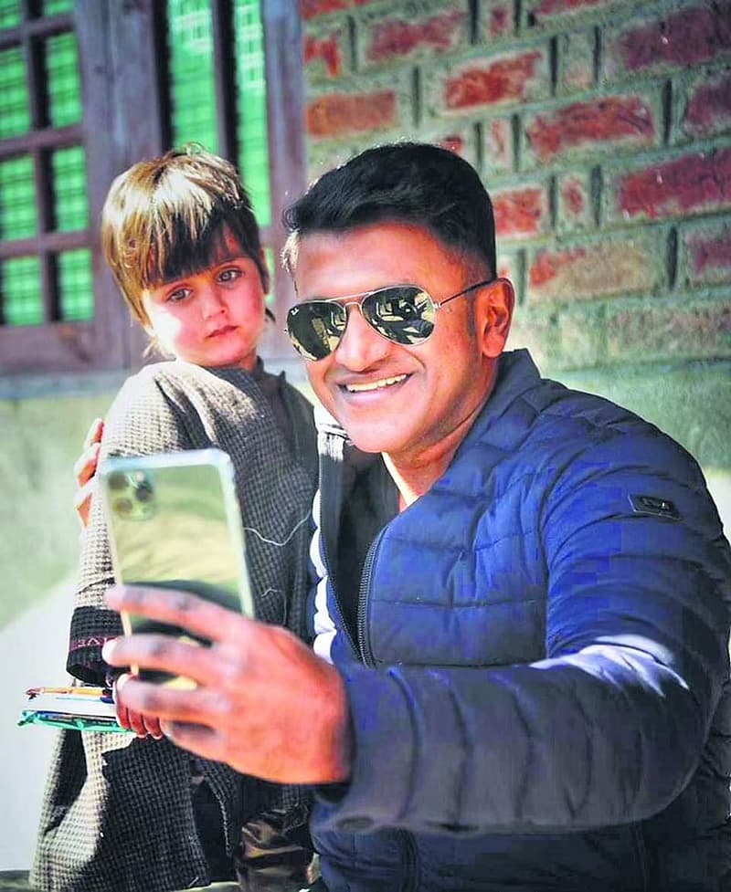 ಜೇಮ್ಸ್ಗಾಗಿ ಕೇವಲ ಕಳೆದ ಎರಡೂವರೆ ವರ್ಷಗಳ ಕಾಲ ಪುನೀತ್ ಜೊತೆ ಕೆಲಸ ಆರಂಭವಾಗಿದ್ದರೂ, ಆರು ವರ್ಷಗಳಿಂದ ನಾನು ಅವರಿಂದ ಬಲ್ಲೆ. “ಅಪ್ಪು ಸರ್ ಅವರೊಂದಿಗಿನ ನನ್ನ ಒಡನಾಟವು ನನ್ನ ಮೊದಲ ಚಿತ್ರ ಬಹದ್ದೂರ್ ನಿಂದ ಆರಂಭವಾಗಿದೆ. ಅದಕ್ಕೆ ಅವರು ಧ್ವನಿ ನೀಡಿದ್ದರು. ಅವರೇ ಅತಿಥಿಯಾಗಿ ನನ್ನ ಎರಡನೇ ಚಿತ್ರ ಭರ್ಜರಿಗೆ ಸನ