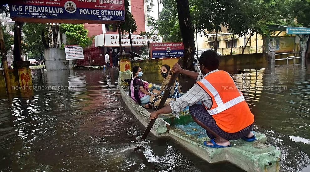 ಚೆನ್ನೈ ನ ಪೆರವಳ್ಳೂರ್ ಪೊಲೀಸ್ ಠಾಣೆಯಲ್ಲಿ ಪೊಲೀಸ್ ಸಿಬ್ಬಂದಿಗಳು ಕರ್ತವ್ಯಕ್ಕೆ ಬೋಟ್ ನ ಸಹಾಯದ ಮೂಲಕ ಆಗಮಿಸಿದರು.