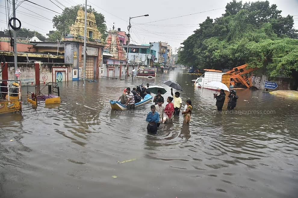 ತಮಿಳುನಾಡಿನಲ್ಲಿ ಧಾರಾಕಾರ ಮಳೆ: ಜಲಾವೃತಗೊಂಡ ಚೆನ್ನೈ ರಸ್ತೆಗಳ ಫೋಟೋಗಳು 