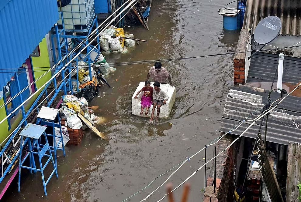 ಚೆನ್ನೈ ನ ಹಲವು ಪ್ರದೇಶಗಳು ಮಳೆ ನೀರಿನಿಂದ ಸಂಭವಿಸಬಹುದಾಗಿರುವ ಸಮಸ್ಯೆಗಳನ್ನು ಎದುರಿಸಲು ಸಿದ್ಧಗೊಳ್ಳುತ್ತಿವೆ.