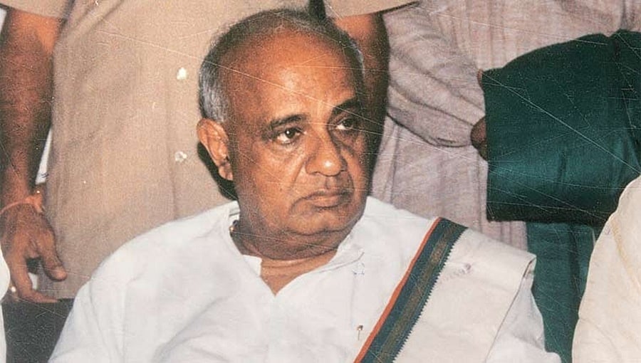 ಪಿಎಂ ಹುದ್ದೆ ಬೇಡವೆಂದು ಕಾಲು ಮುಟ್ಟಿ ಬೇಡಿಕೊಂಡಿದ್ದ ಗೌಡರು! ವಾಜಪೇಯಿಗೆ ಪರ್ಯಾಯ ಜಾತ್ಯತೀತ ನಾಯಕರಿಲ್ಲ ಎಂದು ಹೇಳಬೇಕೇ?