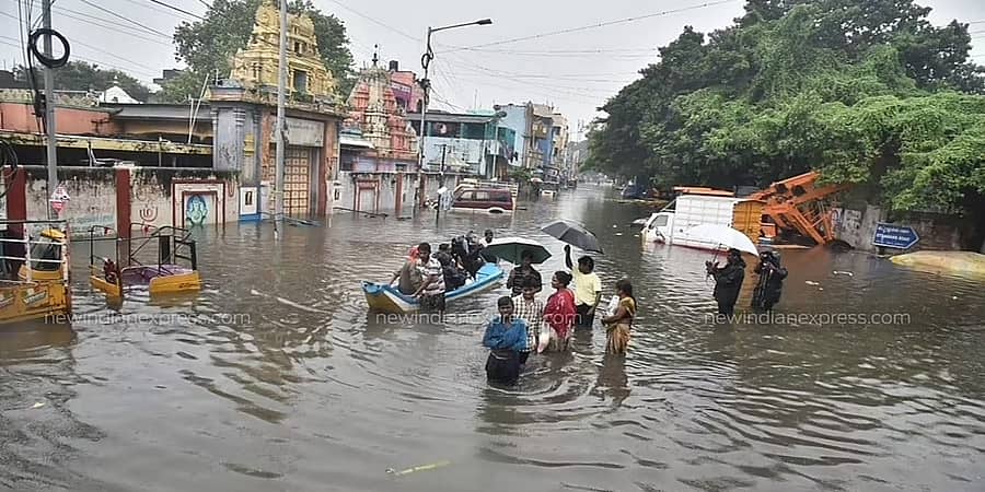 ಚೆನ್ನೈ ನ 500 ರಸ್ತೆಗಳು ಜಲಾವೃತ, ಹೆಲ್ಪ್ ಲೈನ್ ಗೆ 3,800 ದೂರು ದಾಖಲು