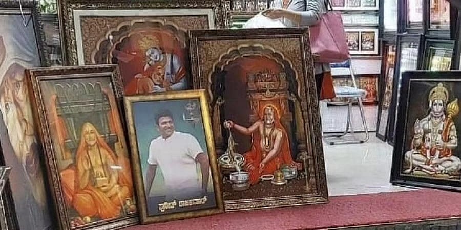 ಉತ್ತರ ಕರ್ನಾಟಕದಲ್ಲಿ ಪುನೀತ್ ಫೋಟೋ ಫ್ರೇಮ್ಗಳಿಗೆ ಬೇಡಿಕೆ; ದೇವರ ಪಕ್ಕದಲ್ಲಿಟ್ಟು ಪೂಜಿಸುವ ಅಭಿಮಾನಿಗಳು!