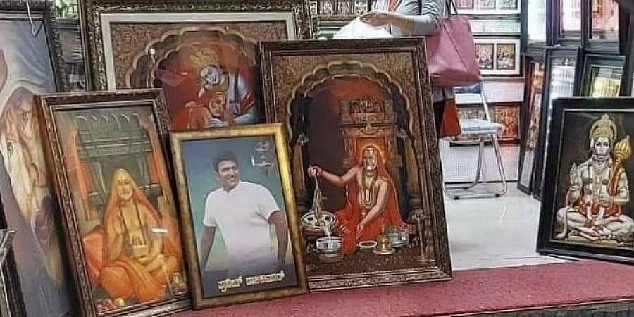 ಉತ್ತರ ಕರ್ನಾಟಕದಲ್ಲಿ ಪುನೀತ್ ಫೋಟೋ ಫ್ರೇಮ್ಗಳಿಗೆ ಬೇಡಿಕೆ; ದೇವರ ಪಕ್ಕದಲ್ಲಿಟ್ಟು ಪೂಜಿಸುವ ಅಭಿಮಾನಿಗಳು!