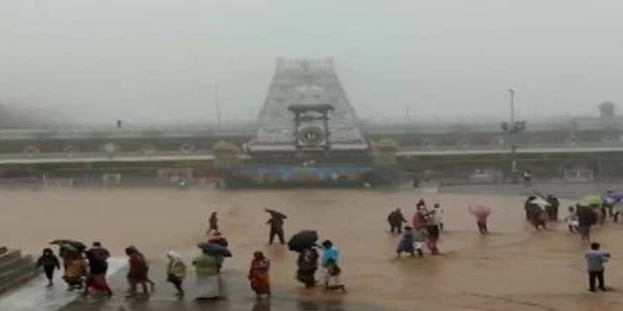 ಭಾರಿ ಮಳೆ: ತಿರುಮಲದಲ್ಲಿ ಸಿಲುಕಿರುವ ಭಕ್ತರಿಗಾಗಿ ರಸ್ತೆ ಸೇವೆ ಪುನರ್ ಸ್ಥಾಪಿಸಿದ ಟಿಟಿಡಿ