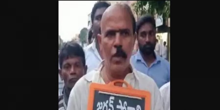 ಚಂದ್ರಬಾಬು ನಾಯ್ಡು ಮತ್ತೆ ಸಿಎಂ ಆಗುವವರೆಗೂ ಅರ್ಧ ತಲೆ ಕೂದಲು, ಅರ್ಧ ಮೀಸೆ ಬೋಳಿಸಲು ಟಿಡಿಪಿ ಮುಖಂಡ ಪ್ರತಿಜ್ಞೆ