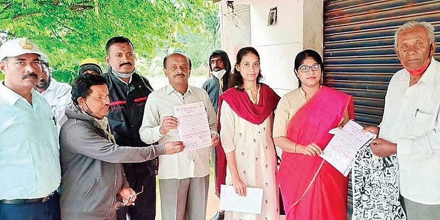 ಶಿವರಾಮ ಕಾರಂತ್ ಲೇಔಟ್ ನಿಂದ ಭೂಮಿ ಕಳೆದುಕೊಂಡ ರೈತರಿಗೆ ಪರಿಹಾರ ಅರ್ಹತಾ ಪ್ರಮಾಣ ಪತ್ರ ವಿತರಣೆ