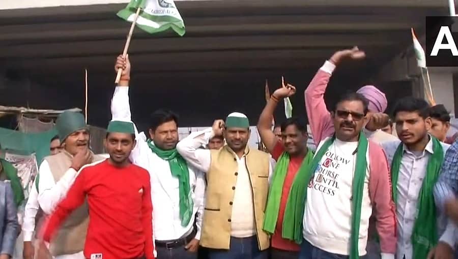ವಿವಾದಿತ 3 ಕೃಷಿ ಕಾಯ್ದೆಗಳ ಹಿಂಪಡೆದ ಕೇಂದ್ರ ಸರ್ಕಾರ: ಘಾಜಿಪುರ ಗಡಿಯಲ್ಲಿ ಸಿಹಿ ಹಂಚಿ ರೈತರ ಸಂಭ್ರಮ!