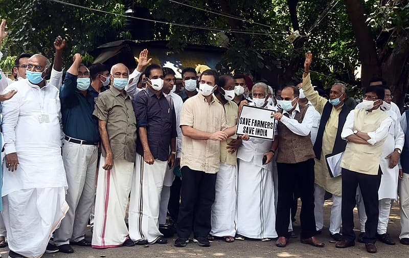 ಆಗಸ್ಟ್ 7, 2021: ಕಾಂಗ್ರೆಸ್ ನಾಯಕ ರಾಹುಲ್ ಗಾಂಧಿ ಮತ್ತು ಇತರ ವಿರೋಧ ಪಕ್ಷಗಳ ನಾಯಕರು ದೆಹಲಿಯ ಜಂತರ್ ಮಂತರ್ನಲ್ಲಿ ಕಿಸಾನ್ ಸಂಸದ್ಗೆ ಭೇಟಿ ನೀಡಿ ಪ್ರತಿಭಟನಾ ನಿರತ ರೈತರಿಗೆ ತಮ್ಮ ಬೆಂಬಲ ಸೂಚಿಸಿದರು.