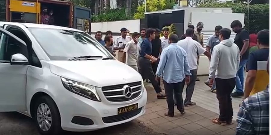ಪುನೀತ್ ನಿವಾಸಕ್ಕೆ ತೆಲುಗು ನಟ ನಾಗಾರ್ಜುನ ಭೇಟಿ: ಕುಟುಂಬಸ್ಥರಿಗೆ ಸಾಂತ್ವನ